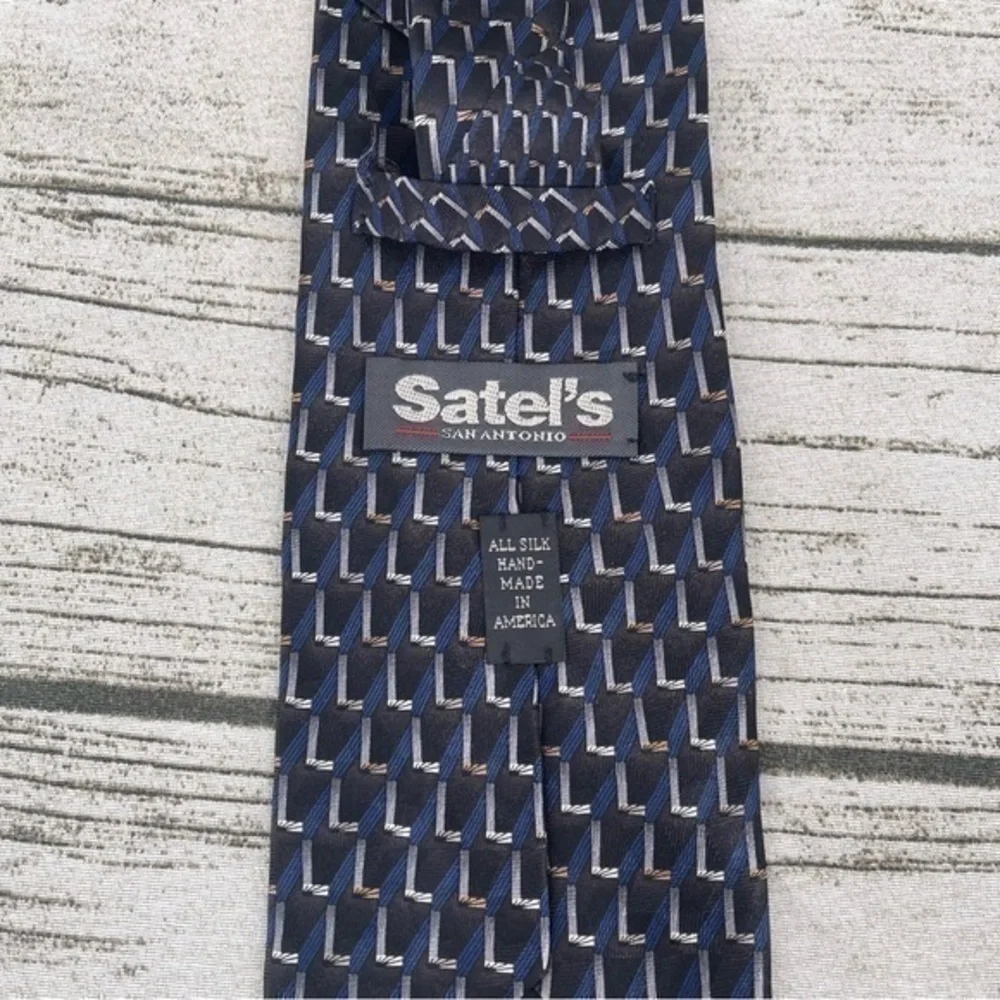 Satel's San Antonio Mens tie j.v richards